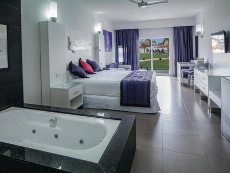 alojamiento-aruba-todo-incluido-riu-palace-antillas-room.webp