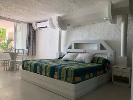 hotel-en-cancun-todo-incluido-solymar-room.webp