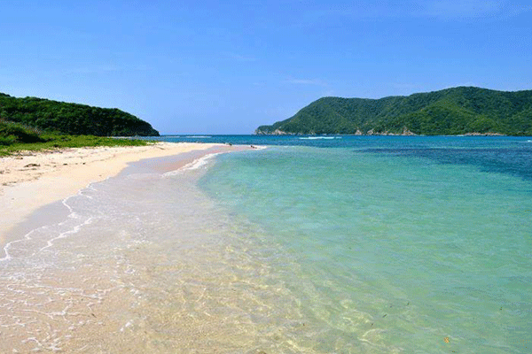 Playa cristal en el parque tayrona en colombia